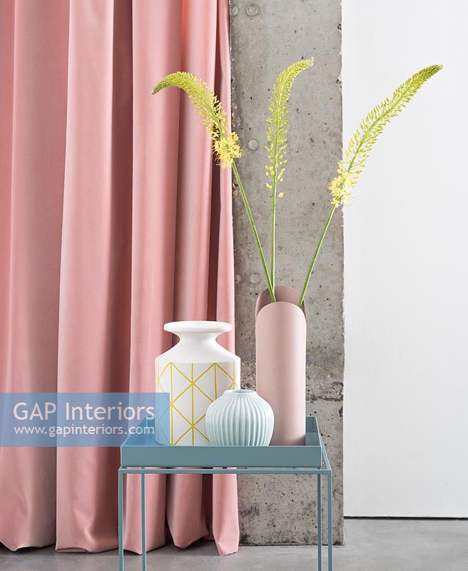Collection de vases sur table d'appoint aux couleurs pastel