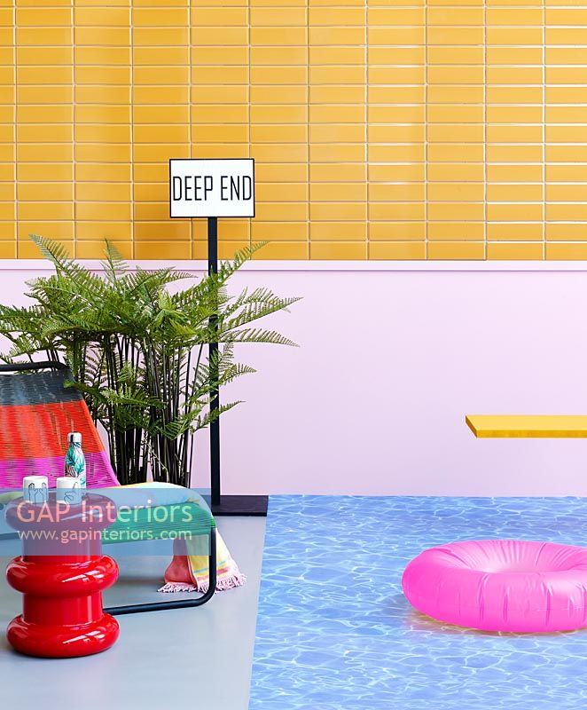 Salon moderne coloré avec tapis à motifs d'eau excentrique