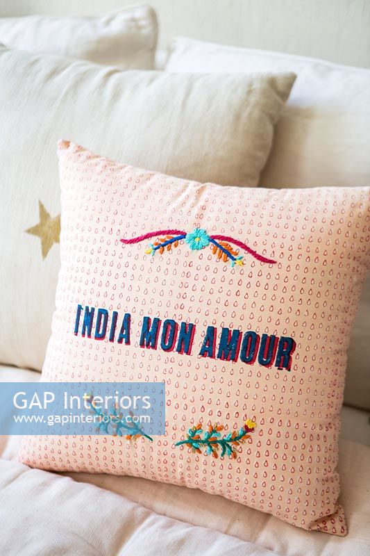 Coussin rose brodé 'India mon amour'