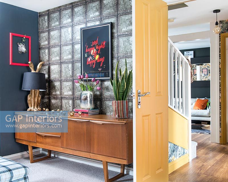 Salon moderne coloré avec des meubles modernes du milieu du siècle