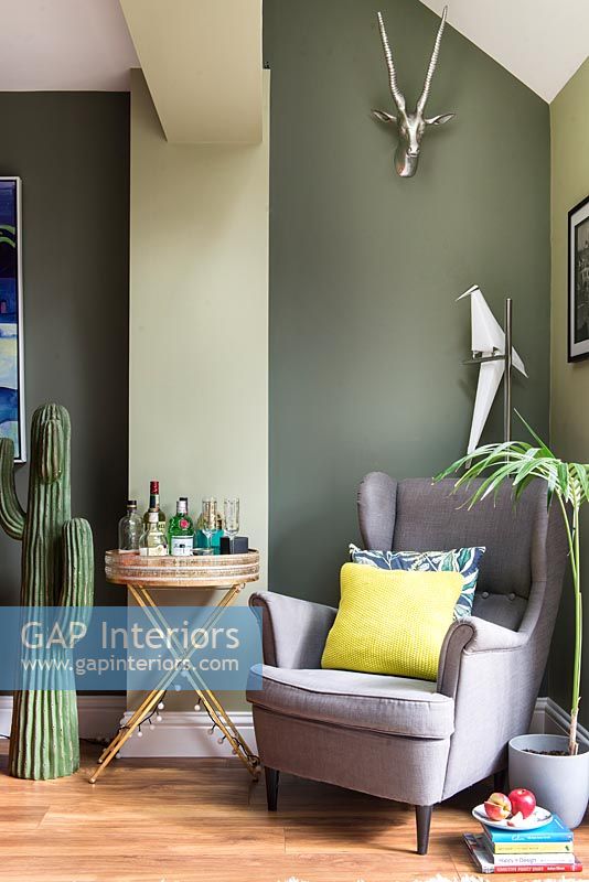Murs peints en vert dans le salon moderne