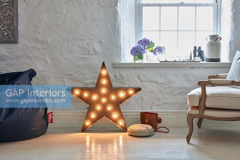 Lumière en forme d'étoile moderne sur le plancher du salon de campagne