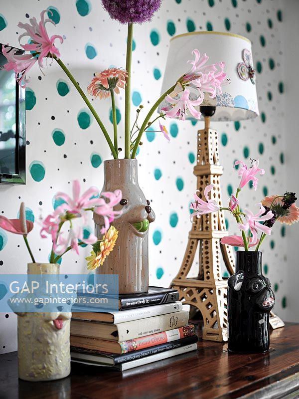 Fleurs en vases et lampe en forme de Tour Eiffel