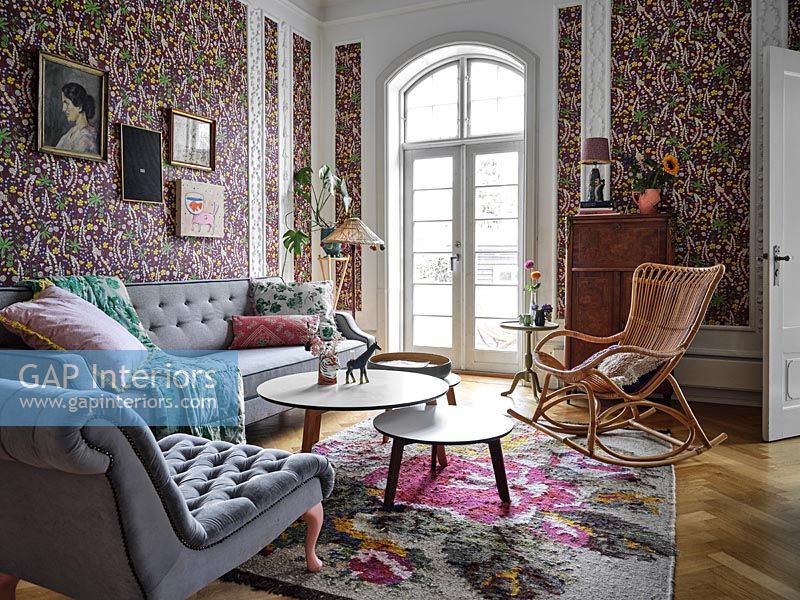 Papier peint floral coloré dans le salon moderne