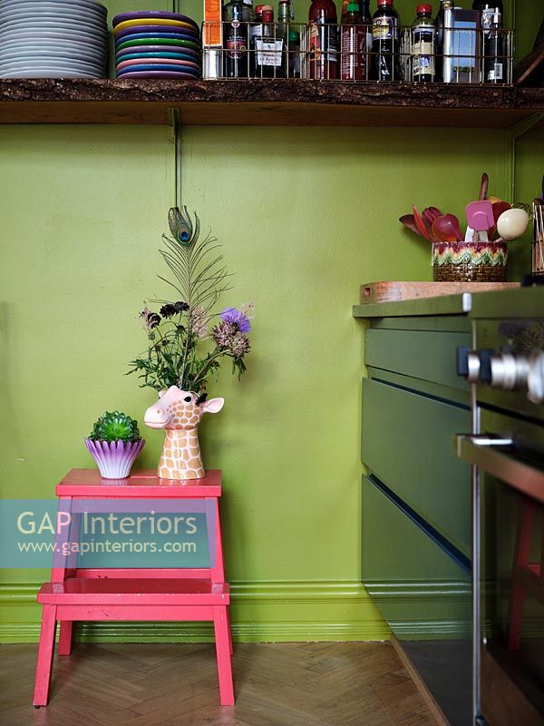 Vase girafe nouveauté par mur de fonction peint en vert