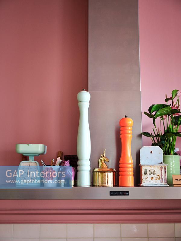 Murs peints en rose dans la cuisine moderne