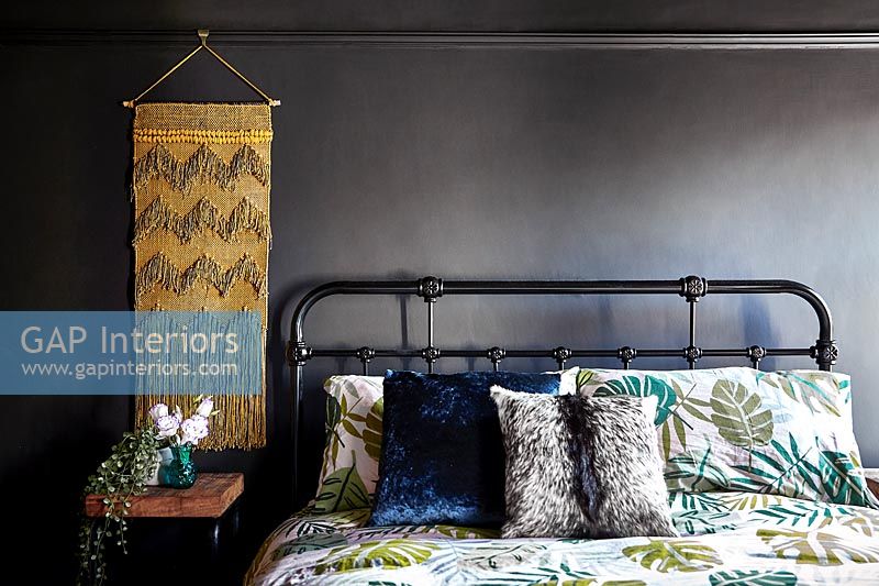 Chambre moderne avec cadre de lit en fer vintage
