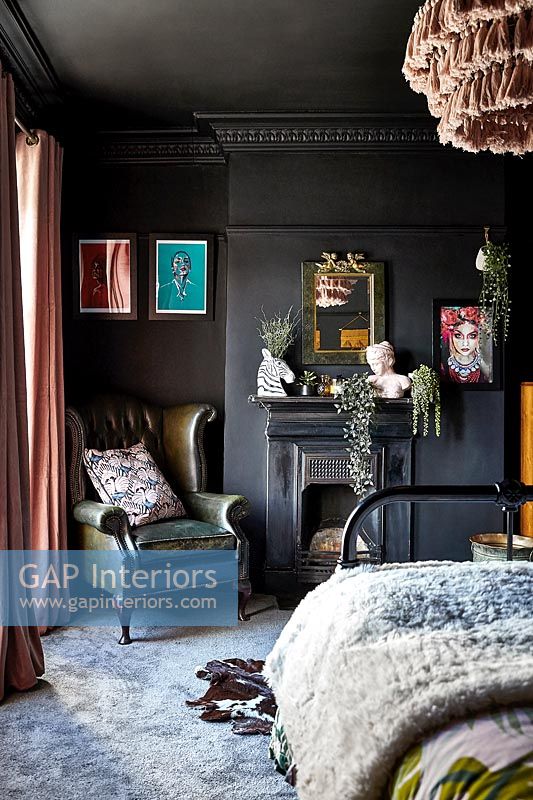 Chambre éclectique peinte en noir