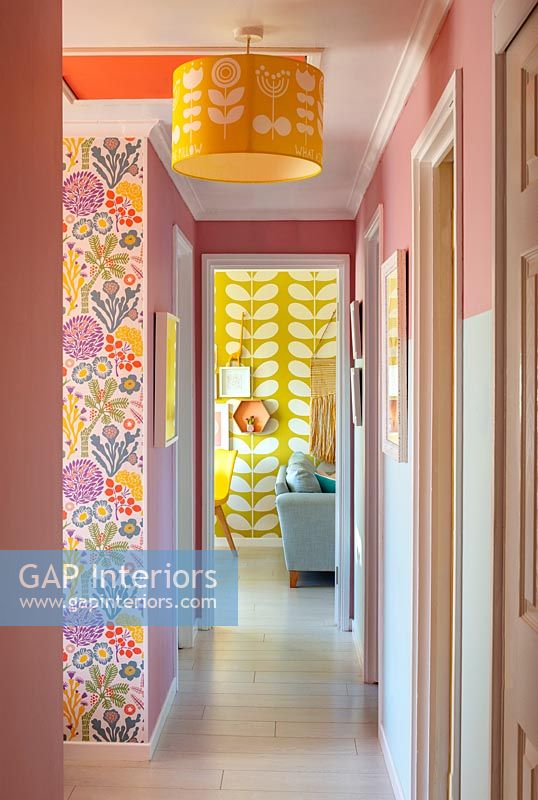 Couloir coloré avec papier peint à motifs de style rétro
