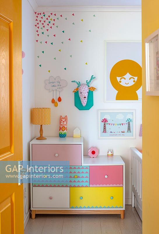 Commode colorée et illustrations dans la chambre des enfants