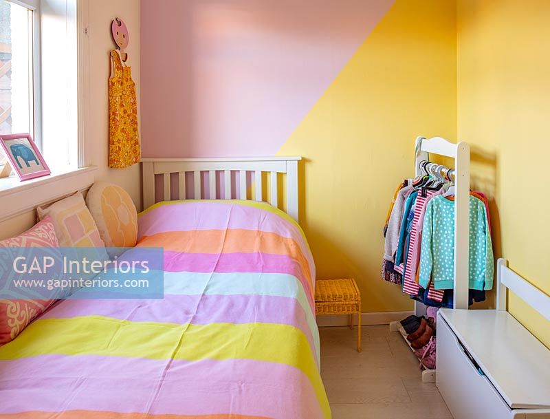 Blocs de murs peints de couleurs différentes dans la chambre des enfants modernes