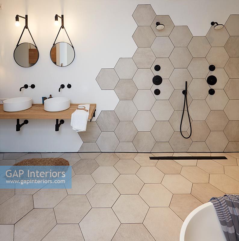 Salle de bain moderne avec carrelage hexagonal au sol et au mur