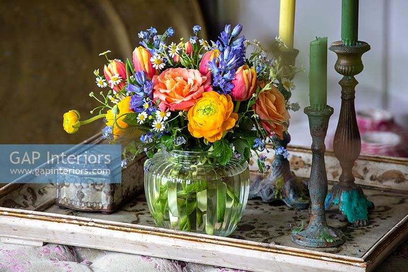 Vase de fleurs colorées