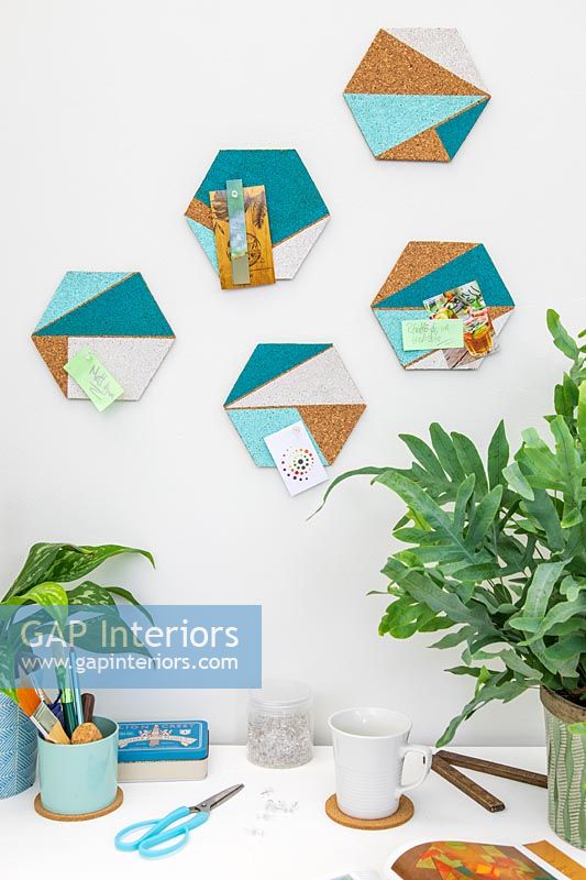 Formes de liège hexagonales avec des zones géométriques peintes utilisées pour les panneaux décoratifs au-dessus du bureau