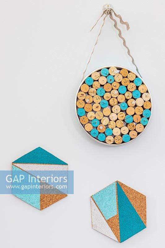 Mini panneau d'affichage fabriqué à partir de bouchons placés hermétiquement dans un moule à cake et un bouchon hexagonal avec des formes géométriques