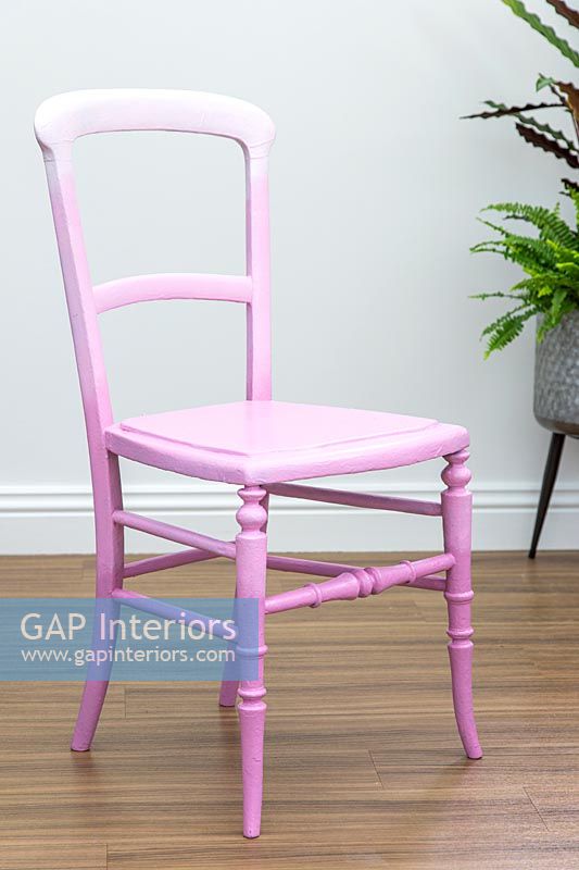 Chaise peinte pour créer un effet de peinture ombre avec différentes nuances de rose