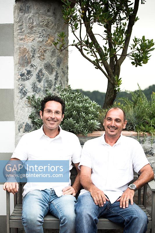 Concepteurs de jardins Gianmarco Bernocchi (à gauche) et Emilio Ravenna (à droite) assis sur un balcon