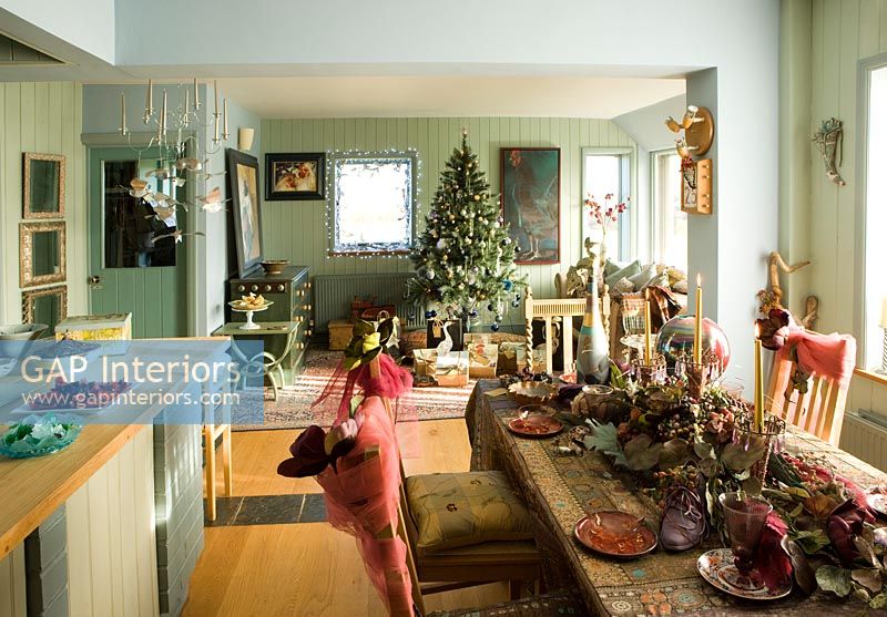 Salle à manger et salon décorés pour Noël