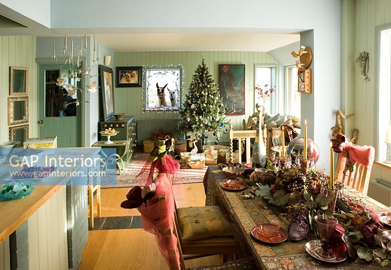 Salle à manger et salon décorés pour Noël