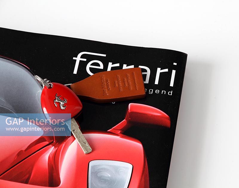 Livre Ferrari et clé de voiture
