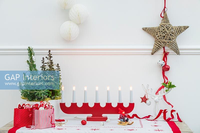 Table décorée pour Noël avec une bougie en bois rouge de l'Avent