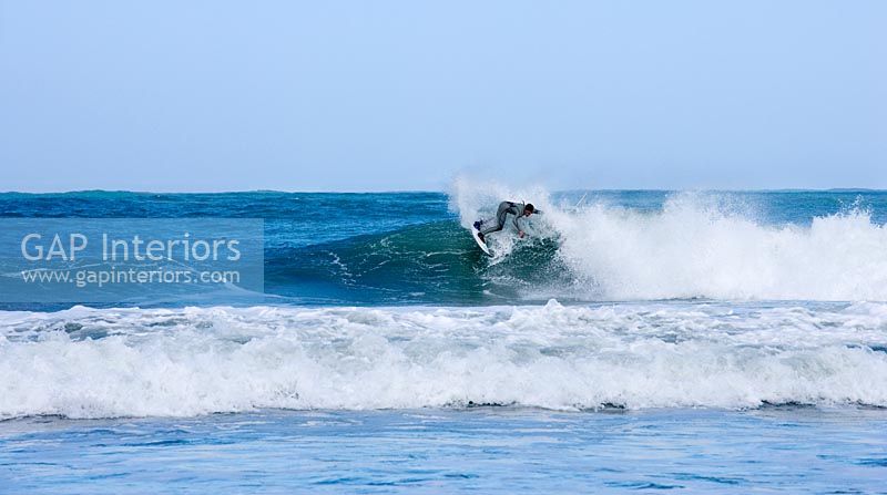 Surfeur surfant sur les vagues