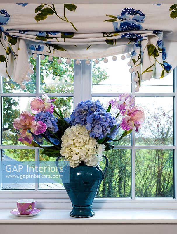 Vase de fleurs dans la fenêtre
