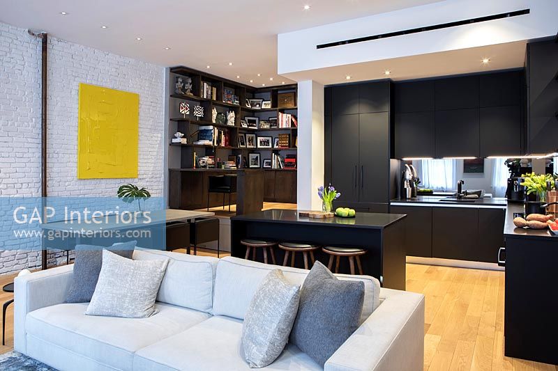 Espace de vie moderne à aire ouverte avec cuisine-salle à manger et coin bureau à domicile
