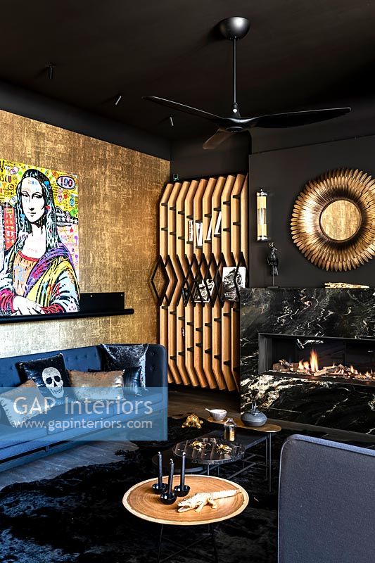 Salon moderne éclectique avec des murs dorés et noirs et des œuvres d'art modernes