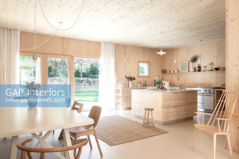 Cuisine-salle à manger ouverte moderne en bois