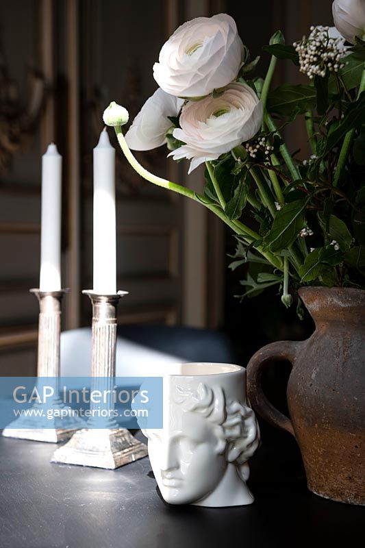 Roses blanches sur buffet avec bougies