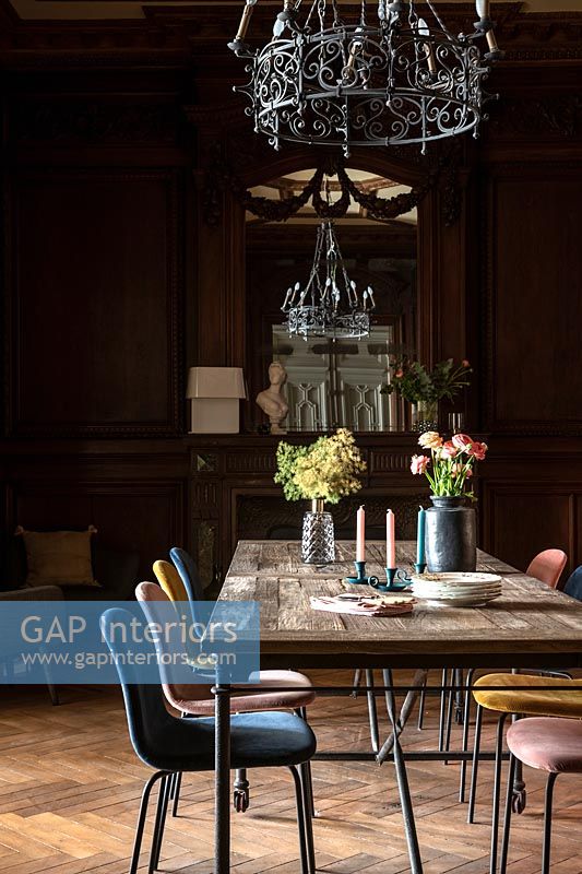 Table et chaises modernes dans la salle à manger classique avec des éléments d'époque