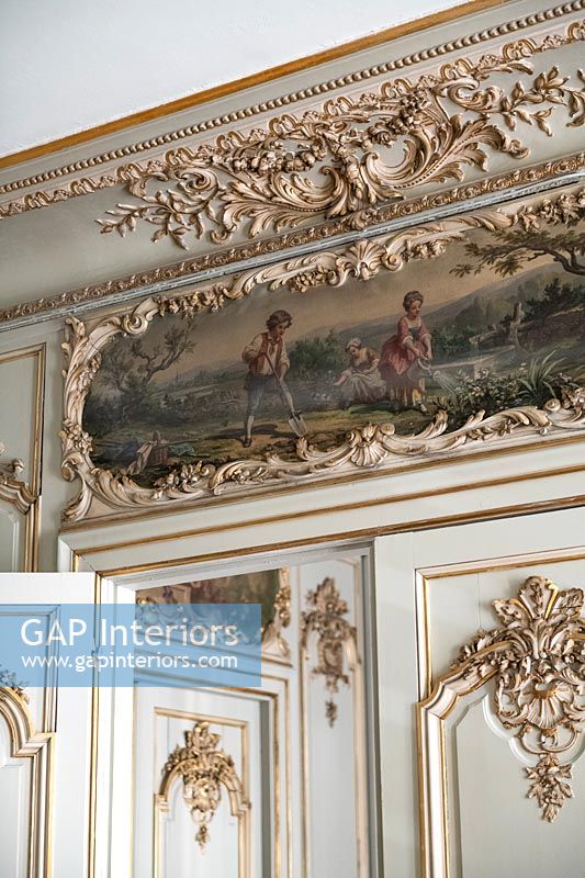 Détail de la peinture et des détails d'époque décoratifs au-dessus des portes intérieures