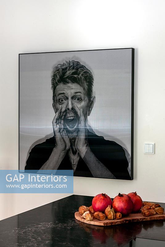 Grand portrait en noir et blanc de David Bowie sur le mur de la cuisine