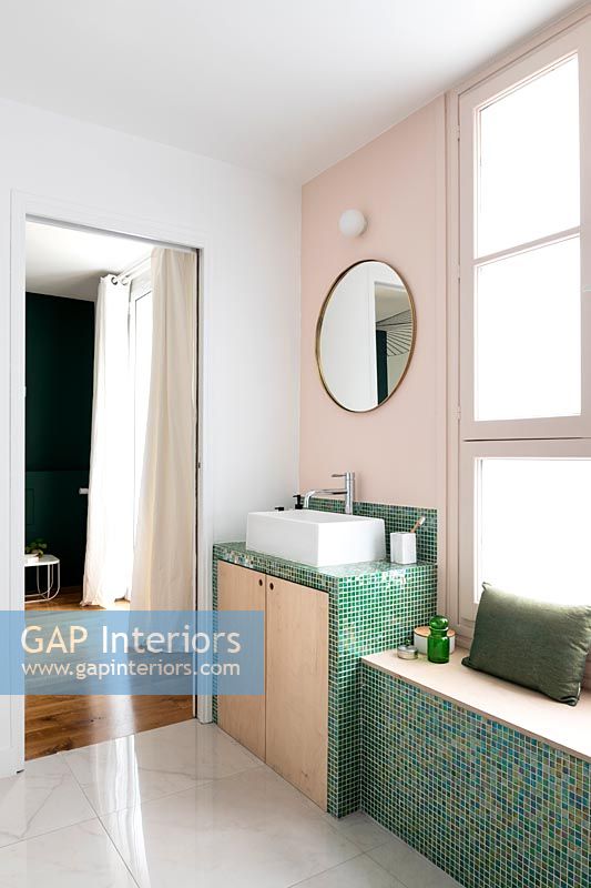 Carrelage en mosaïque verte dans la salle de bains moderne