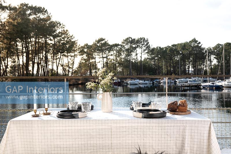 Table à manger extérieure donnant sur le lac sur balcon