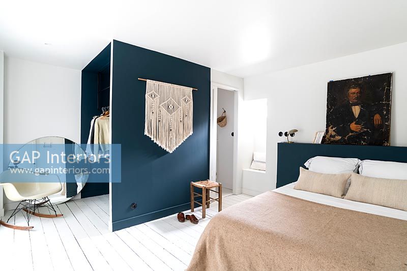 Chambre moderne avec mur de garde-robe bleu