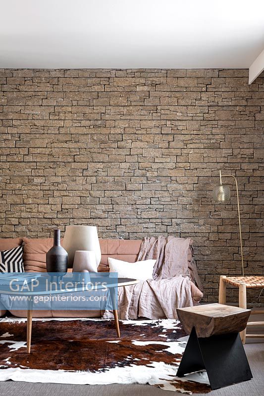 Mur de briques en pierre apparente dans un salon moderne