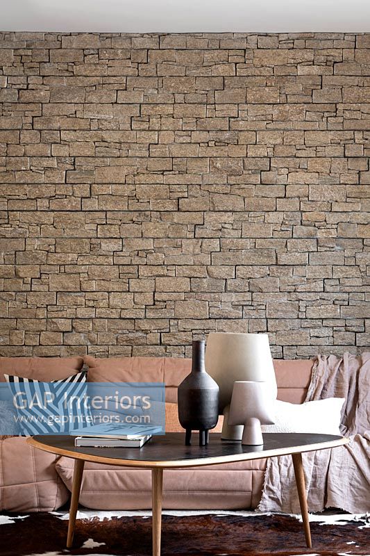 Mur de pierres apparentes dans un salon moderne