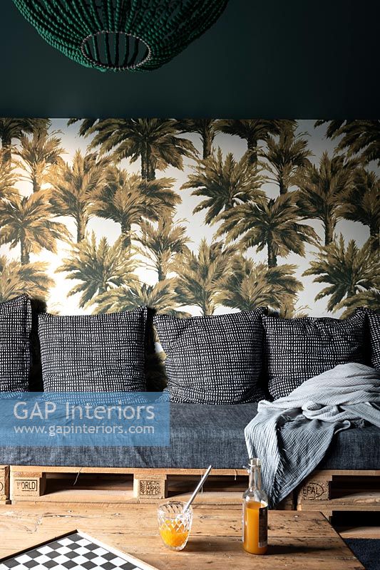 Mur de papier peint à motifs de palmiers dans le salon gris