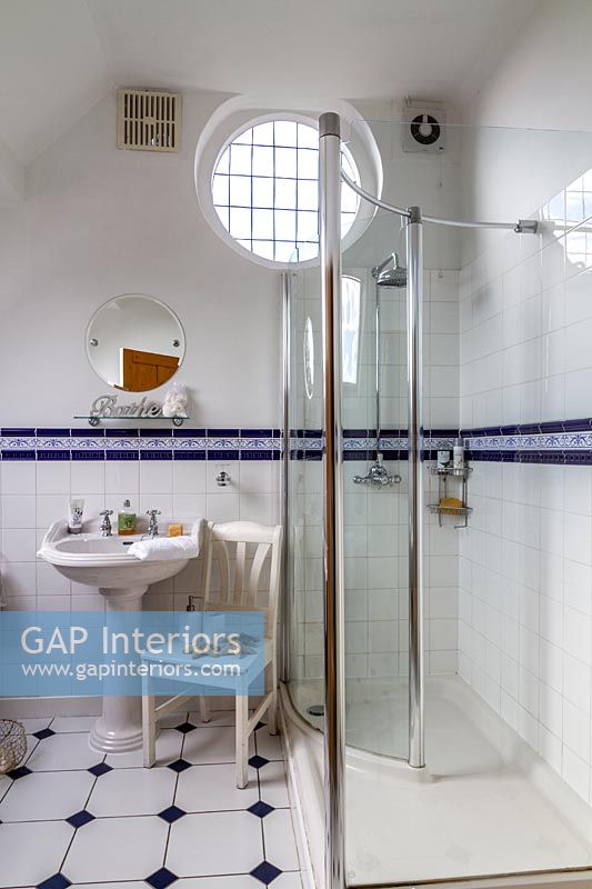 Salle de bain classique avec carrelage décoratif et cabine de douche