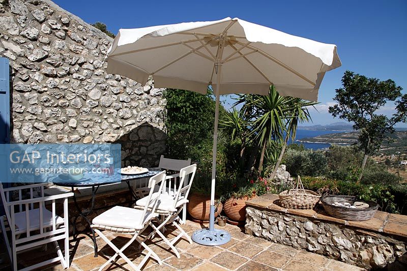 Terrasse méditerranéenne avec coin salon et vue panoramique