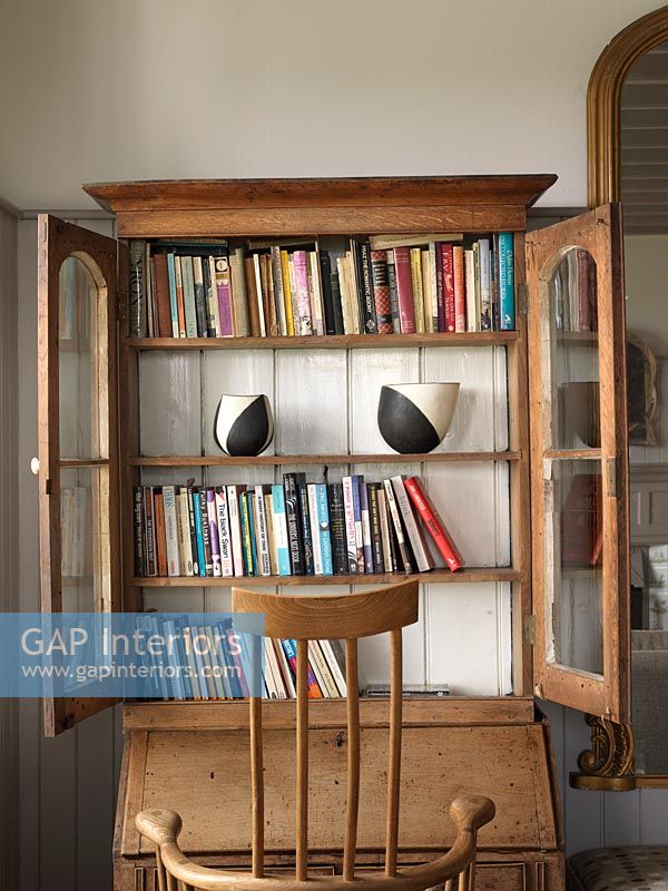 Meuble en bois avec étagères à livres sur les bureaux