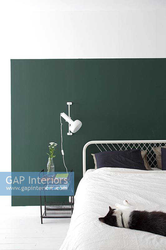 Mur de fonction verte dans une chambre moderne blanche