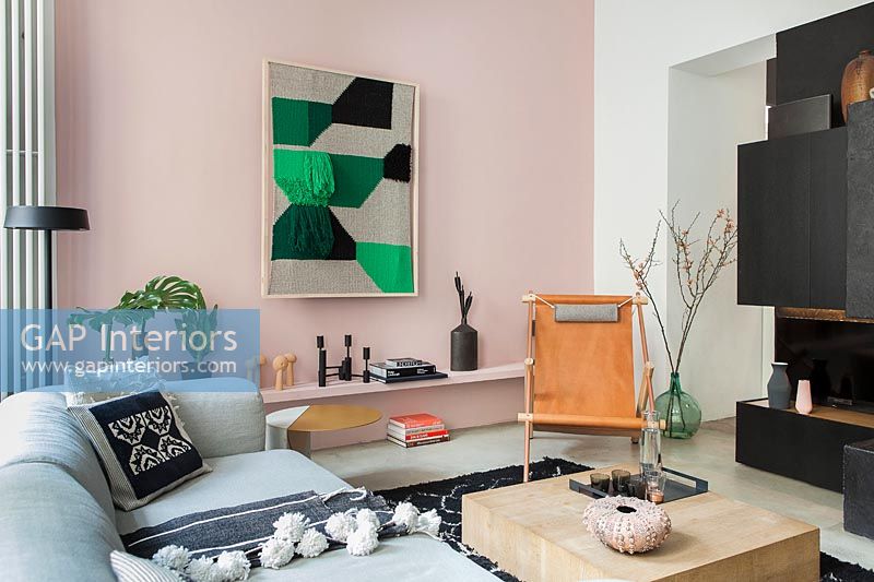 Mur caractéristique peint en rose pâle dans le salon contemporain