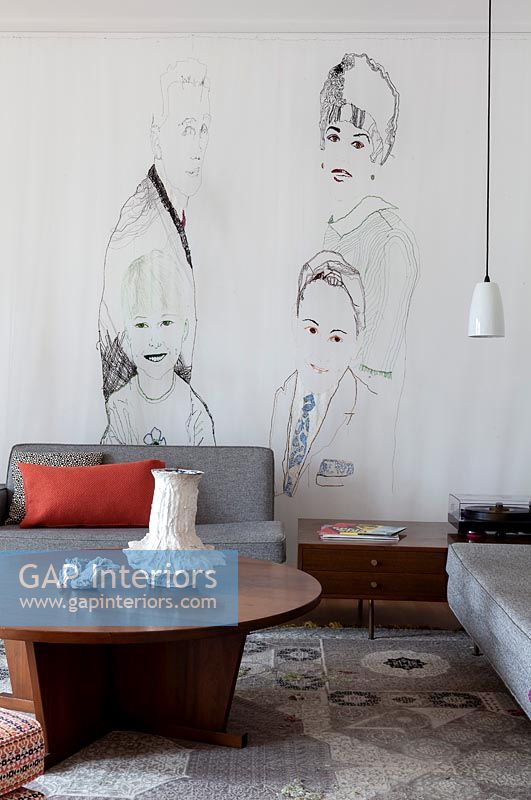 Salon moderne avec portrait de famille mural peint sur mur
