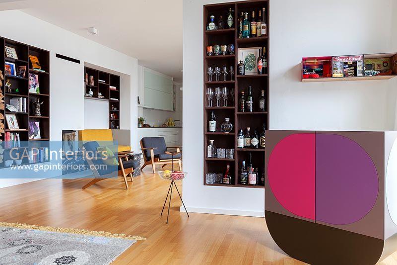 Bar coloré dans un salon moderne