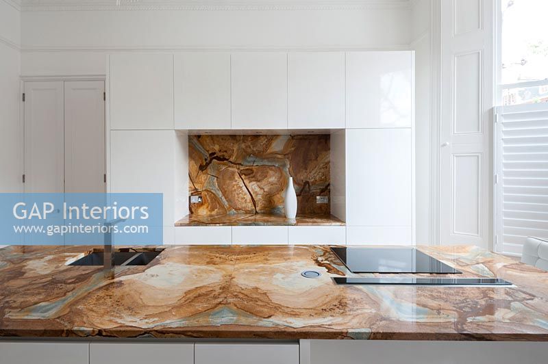 Plan de travail en marbre décoratif et crédence dans la cuisine moderne