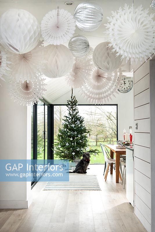 Affichage des lanternes en papier blanc suspendues au plafond à Noël