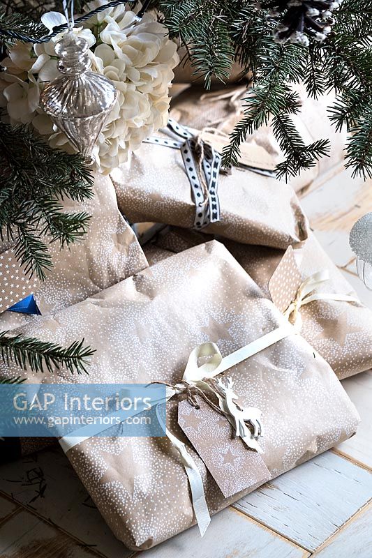 Détail de cadeaux de Noël emballés sous l'arbre